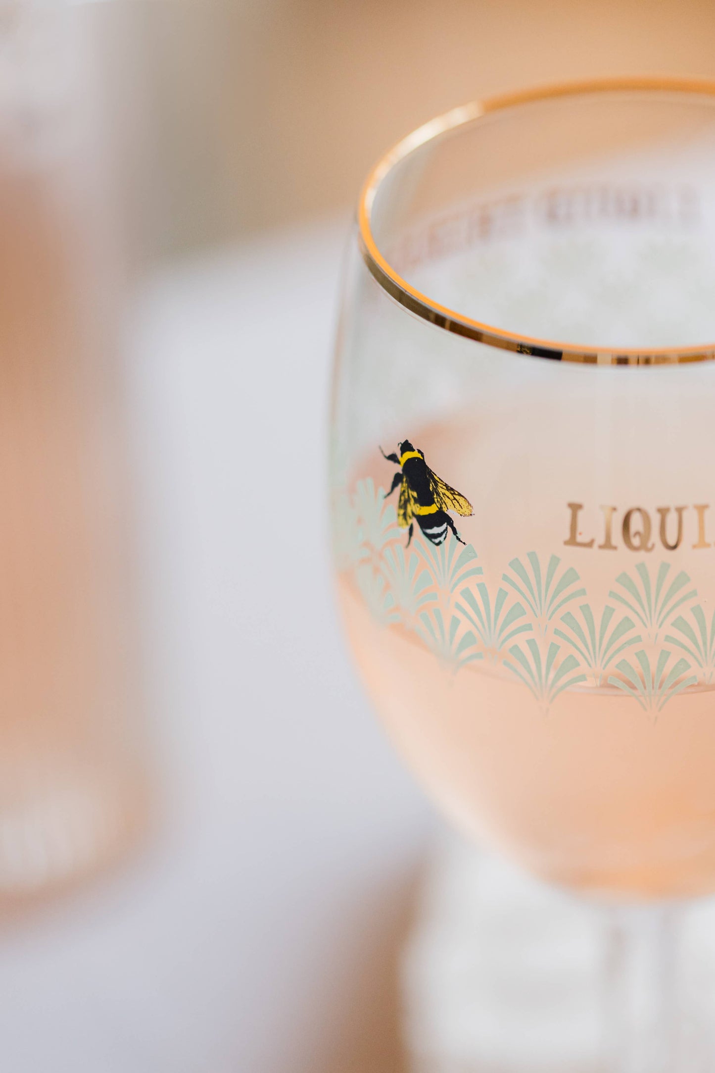 YVONNE ELLEN WINE GLASS BEE